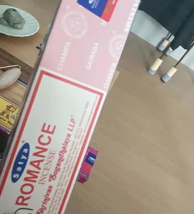 처음 사봤은데 괜찬아요.. 주로 혼자 있을깨 커피 마시며 피우는 향..ㅎㅎ
