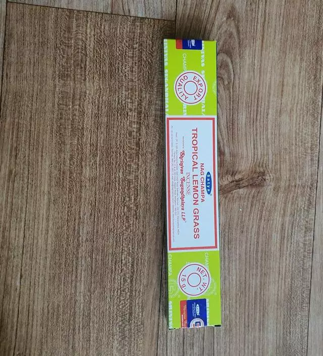 향이 가벼워서 무거운향을 피우고싶지않을때 피웁니다
