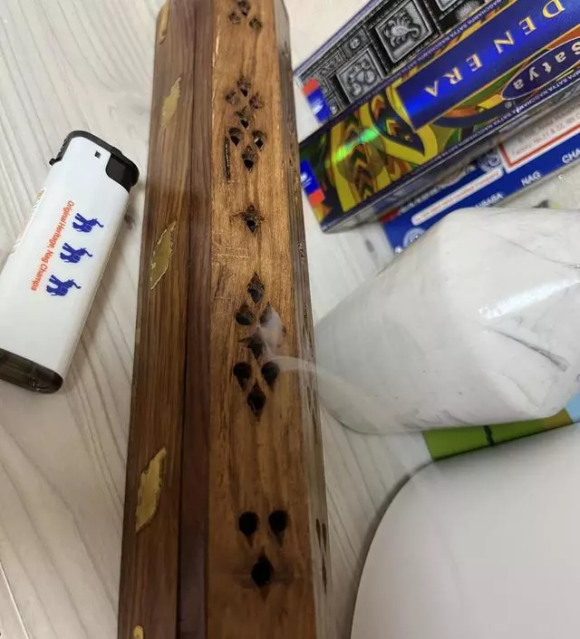 인센스 스틱 입문했어요!! 스트레스 받거나 조금 울적하면 문 활짝 열어두고 피우면 좋