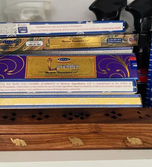 잘 쓰고 있어요 요가매트 위에서 인센스 맡고 있으면 마음이 평온해져요 :-)
