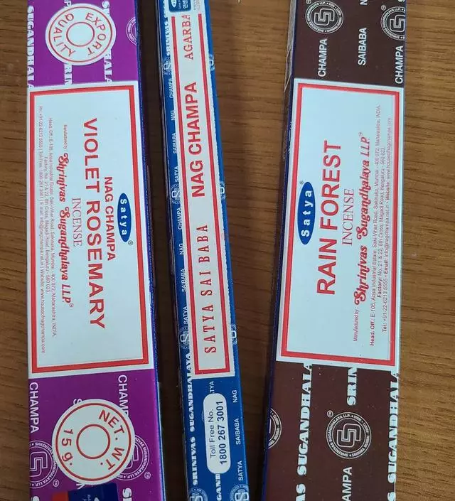 상자에서 냄새 맡았을 때 딱 기분 좋은 달달한 향이 났어요 피울 땐 향 냄새가 조금 나