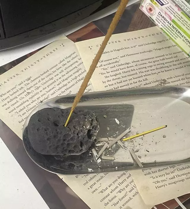 인센스 써보고 싶었는데 아주 만족하면서 사용하고 있어요! 디퓨저 같은 다른 방향제보