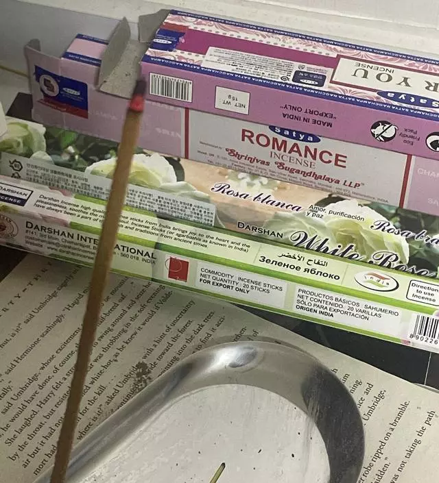 인센스 써보고 싶었는데 아주 만족하면서 사용하고 있어요! 디퓨저 같은 다른 방향제보