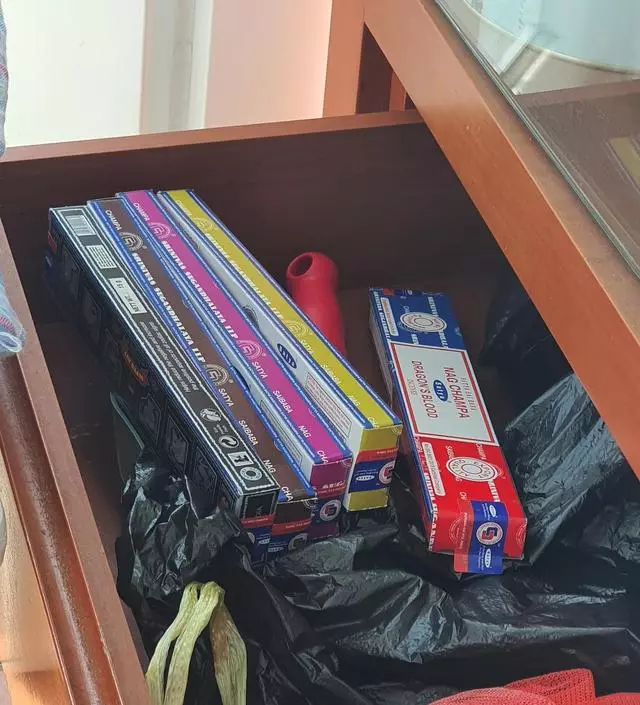 향초나 인센스 평소에 잘안쓰다가 써보니 쓰는 이유를 알겟네요~
