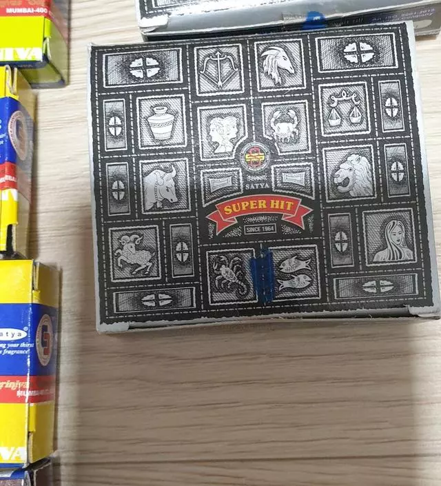 모기향처럼 피우다가 홀더구매해서 인센스 한번 구매해봤습니다~전 세븐 크라챠가 좋네