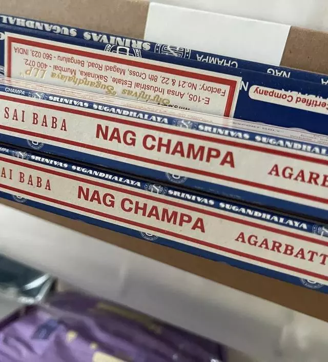 향을 피우지 않고 그냥 놔둬도 향기 엄청 진하네요 좋아요
