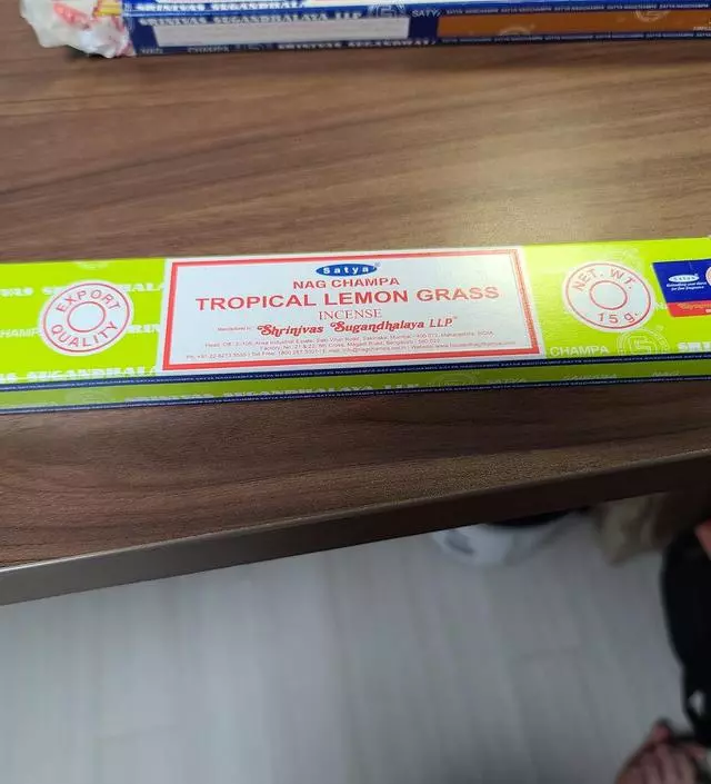 쨍한 느낌의 봄에서 여름과 잘 어울리는 레몬그라스 향!
