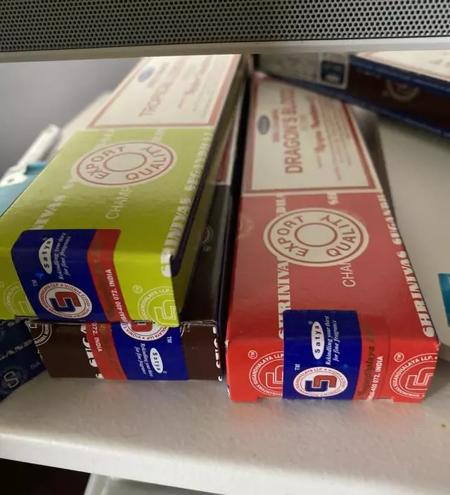 나그참파 향 하나 피워 봤는데 향이 하루종일 갑니다.
