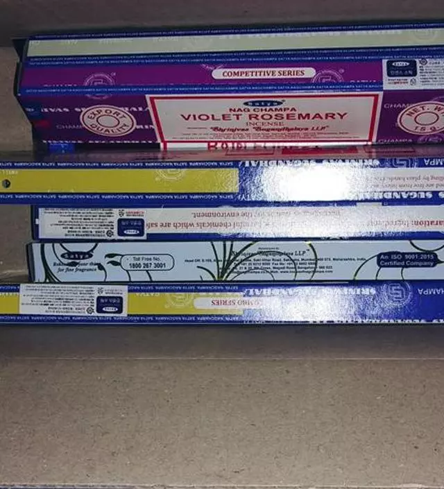 인센스콘만 쓰다가 스틱은 첨 구매했어요. 역시 좋네요.
