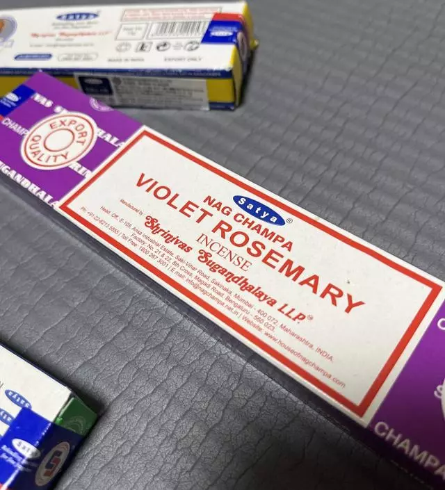 약간 고수맛?이 피우기 전에 나는 것 같기도 해요
