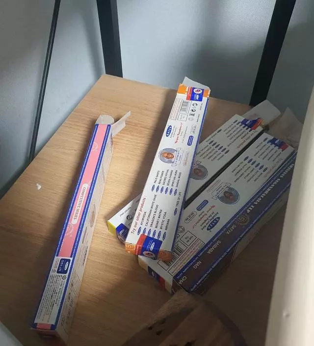 아는 사람들이랑 나눠쓸려고 많이샀어요!
