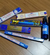 인센스로 마무리 짓는 하루가 호사스럽게 느껴져서 종종 이용하고 있어요. 택배상자를 