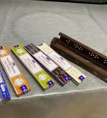 첨엔 절 냄새인줄 알았는데 계속 맡다보니 틀린것을 알았어요 지금은 인센스향 빠졌네요