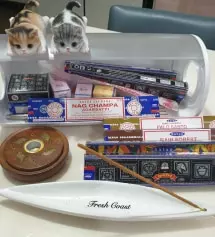 인센스 보관하는 곳간을 가득 채우니 밥안먹어도 배부르고 스틱에 불을 안붙여도 향기가