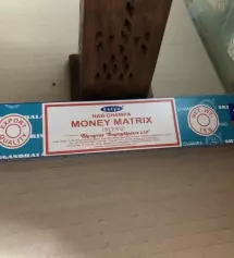 뭔가 골똘히 집중할 작업이 있을 때에 쓰는 향입니다. 늘 쓰는 향들 중 money matrix 가