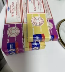 제일 좋아하는 향은 아니지만 세번째로 좋아하는 향이에요 너무 진하지 않아서 좋아요
