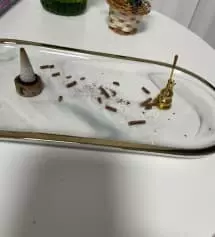 인센스 스틱은 타면서 재가 어디로 떨어질지 모르는데 콘은 깔끔하게 타서 좋아요
