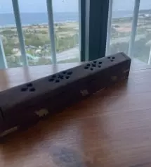 홀아비 냄새 잡아주는 건 인센스 스틱 뿐이에요
