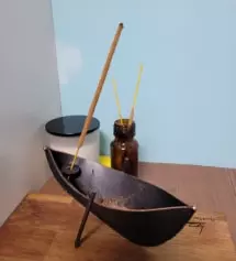 향이 생각보다 더 풍부하고 짙네요. 그냥 태우지 않고 놔둬도 제 몫을 톡톡히 하는 것 