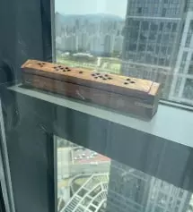 잔향이 오래 남아서 문열때마다 형이 느껴지는게 저는 오히려 더 좋았습니다.
