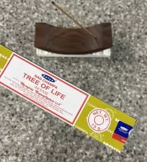 목욕탕 들어간 것 같은 물먹은 향이 나요. 다른향보다 매캐한 게 쬐애애금 덜 하긴 한데