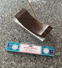 향 피워본것중에 가장 매케함이 적은 편이어서 자주 사용할 것 같아요
