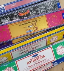 아침에 일어나 피우고 밤에 잠들기 전 피우고 그래요. 마음의 안정을 찾아주는 나그참파