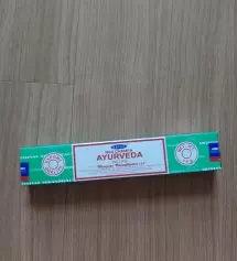 패키지 향은 나그참파향기에 식빵냄새를 얹은 것 같은 향인데 피워보면 타는 냄새에 다