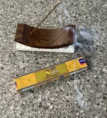 몇 번 피워서 익숙해진건지 매캐한 느낌이 덜한 것 같아요ㅋㅋ 내추럴 산달이 딱 인도에