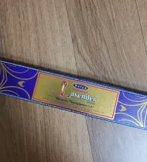 라벤더 향이 은은하게 나는데 좋아요~ 아주 잘 사용중입니다~ 또 구입하려고요~
