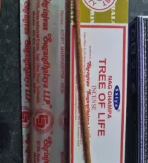 나쁜 냄새는 아닌데 생소해서 그런가 선뜻ㅎ..많이 이국적이에용
