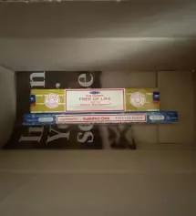 택배 하루만에 와야하는데 안와서 좀 애먹었지만 잘 도착했고요! 인센스 스틱은 양면성