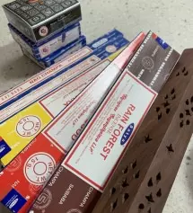 택배가 놓여져있는 복도에도 향이 가득하네요 감사합니다
