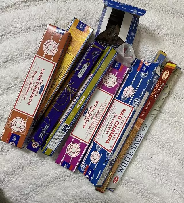 호불호가 있다고 했는데 개인적으로 이런 향을 좋아해서 인센스 입문을 이 향으로 시작