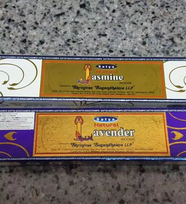 즐겨쓰는향으로골라서샀어요.택배받고향기별로피워보니.역쉬!가루같은게묻어있는건향을