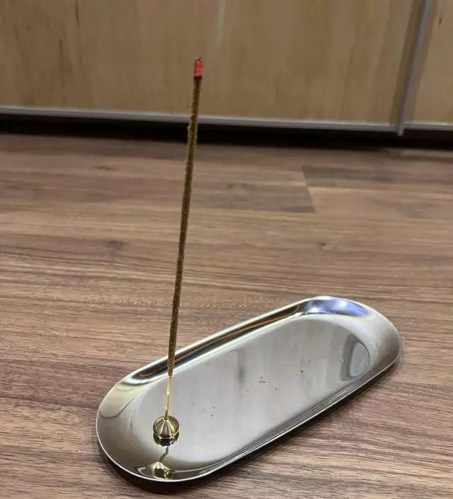 향이 고급져요 가루는 좀 떨어지지만 오래 타는 거 같아요 다만 향을 키몀 공기청정기가