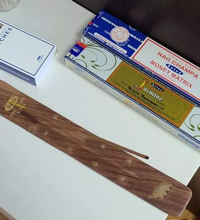 생각보다 향이 짙고 좋네요. 불 붙이지않고 꽂아만 놔도 향이 나요.
