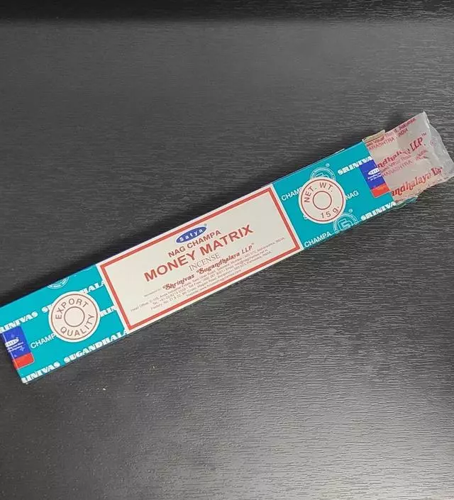 약간 전자 모기향? 비슷한 향이 나는데 엄청 깔끔한 향이라 좋다.
