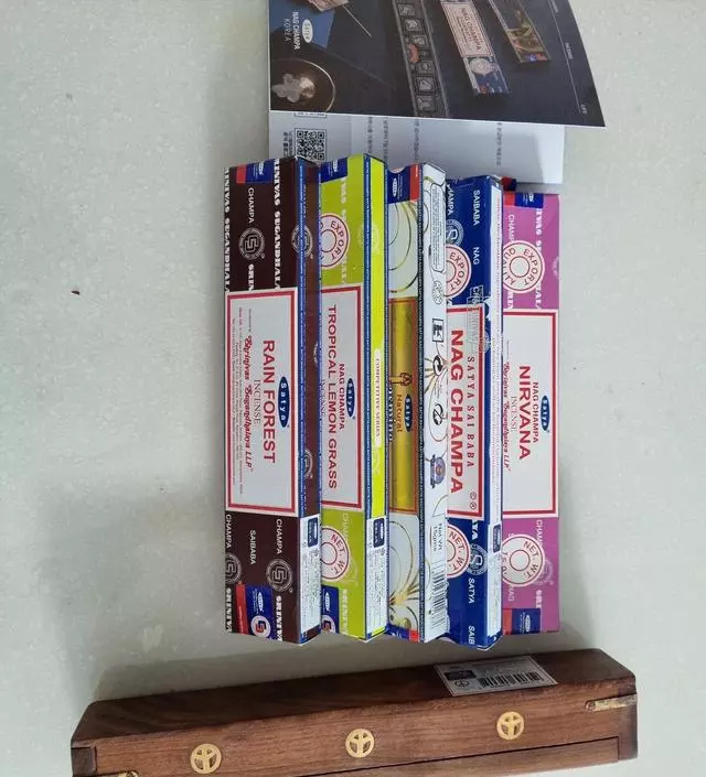 인센스스틱 처음 써보는데 유명한제품 구입해서 써보는거에요 피우면 좋은향 날거같아요