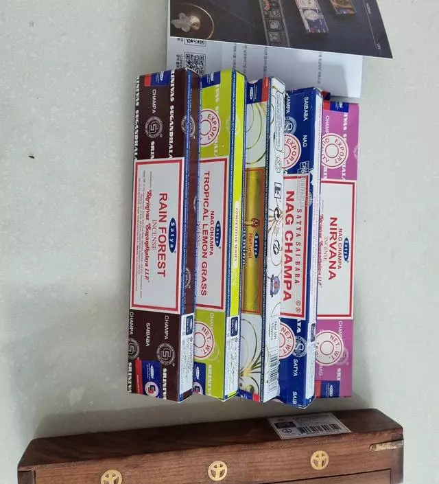 인센스스틱 처음 써보는데 유명한제품 구입해서 써보는거에요 피우면 좋은향 날거같아요