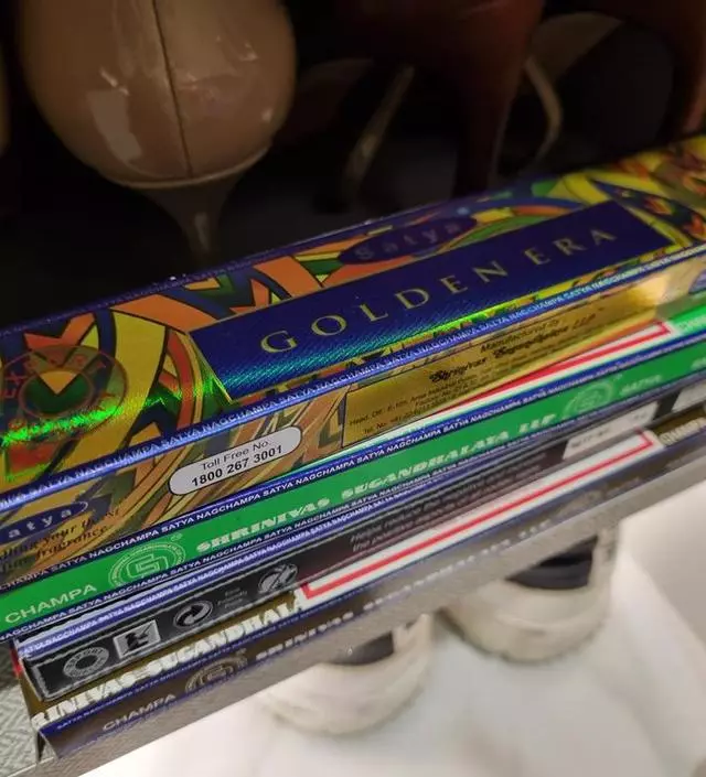 긴 막대는 향이 너무 지저분하게 떨어져서 콘이 좋은거 같아요
