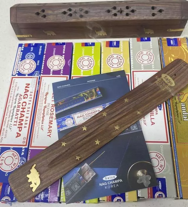 향이 너무 좋아요 태울때는 꼭 환기 시키면서 해야 너무 강하지 않고 평소에는 그냥 스