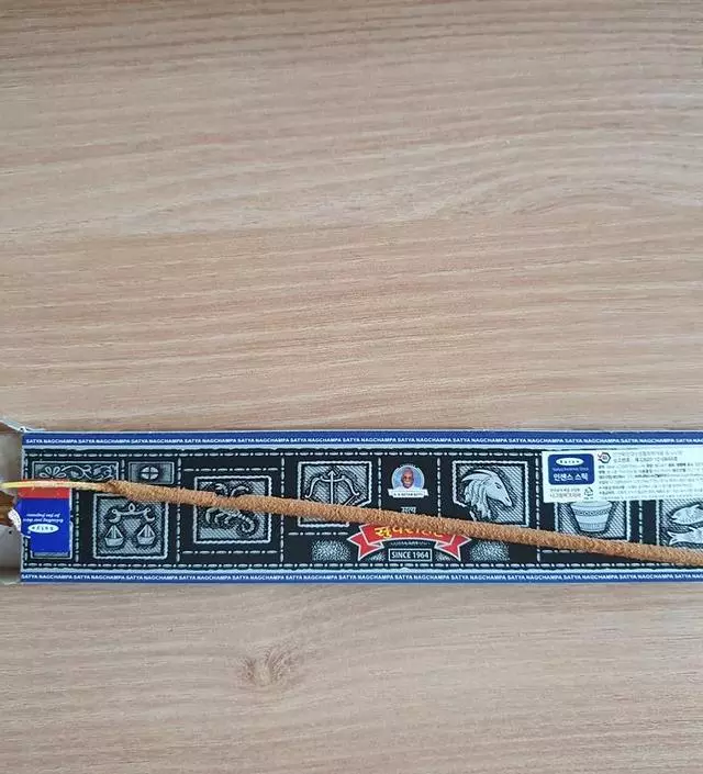 방 안 냄새날 때 피우면 향도 세지 않고 좋으네요.
