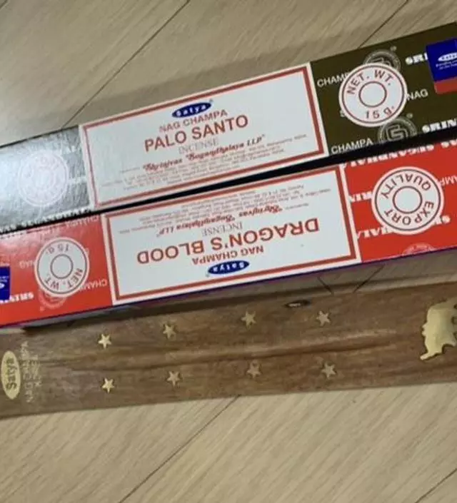 향 좋아요 재 떨어지는 것만 잘 받치면 좋을 것 같아요
