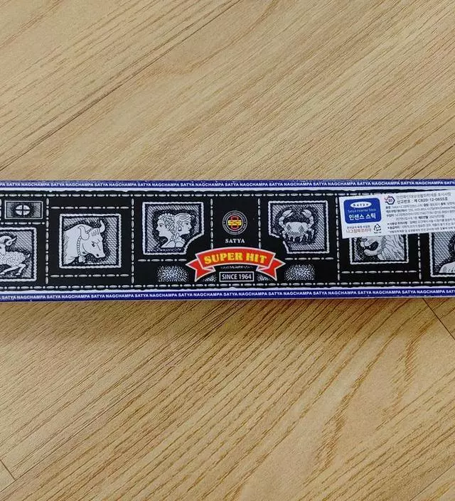 그냥 진한 향 냄새
