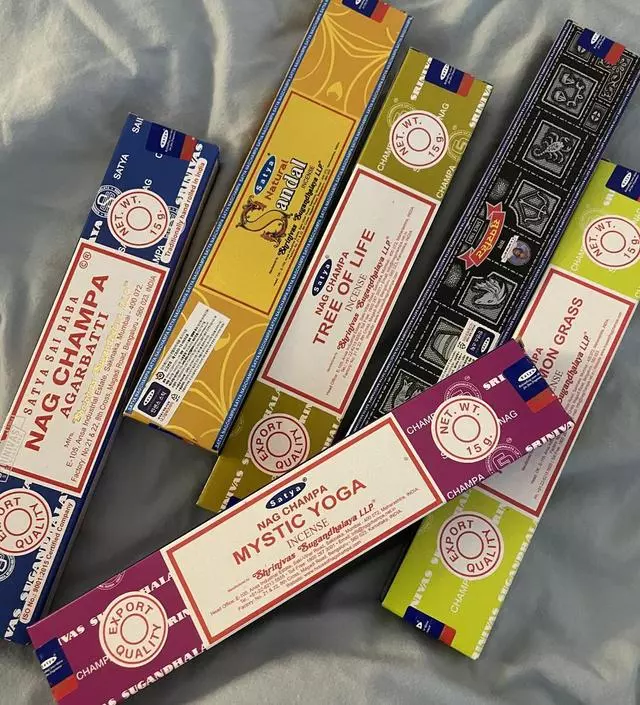 좋아요! 인센스스틱 입문으로 나그참파 사봤는데 향이 제사지낼 때 쓰는 향 냄새가 아니