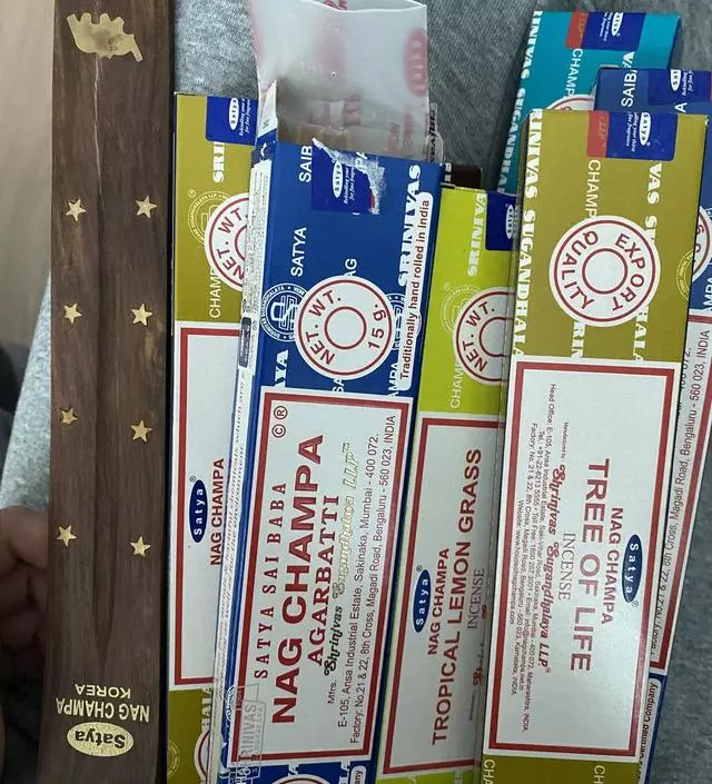 배송 하루만에 왔고 한번 향 피워봤는데 좋아서 매일 피우고 있어요 홀더는 상태가 안좋