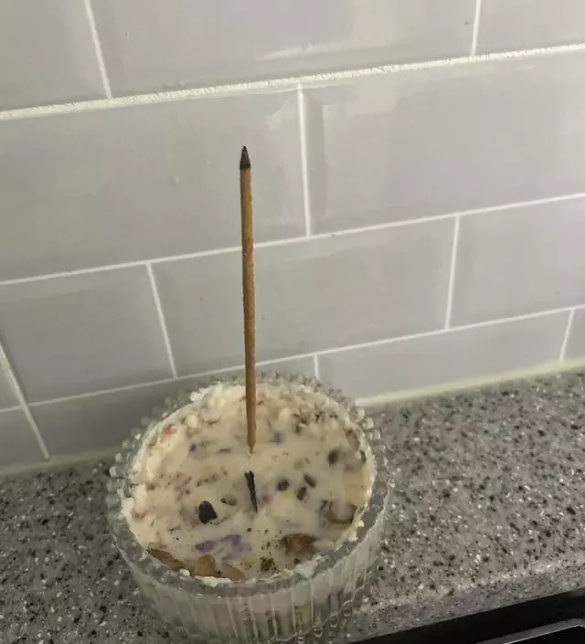 향좋아요. 집에서 음식해먹고 한번씩 향 태우면 냄새도 살아지고 좋아요. 단 연기가 나