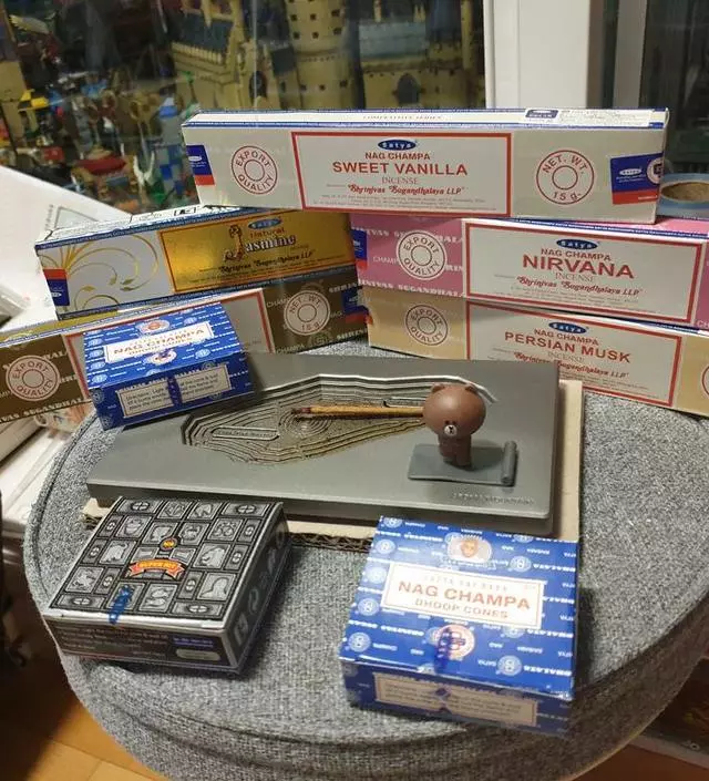 향이 좋습니다! 굳이 불을 붙이지 않아도 향이 은은하게 나서 기분이 좋아집니다.
