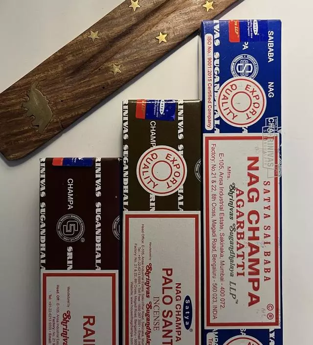 심란한 마음을 달래주는 인센스 스틱. 좋습니다 :)
